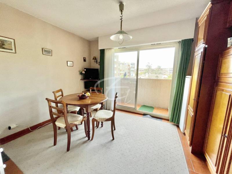 Studio à la vente à Sainte Maxime dans le centre ville avec parking