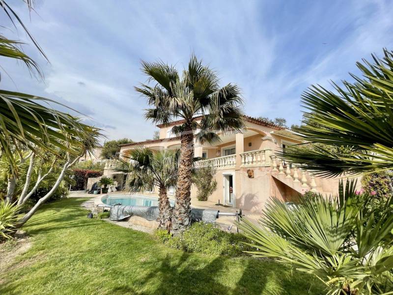 A vendre à Sainte Maxime villa de charme avec piscine