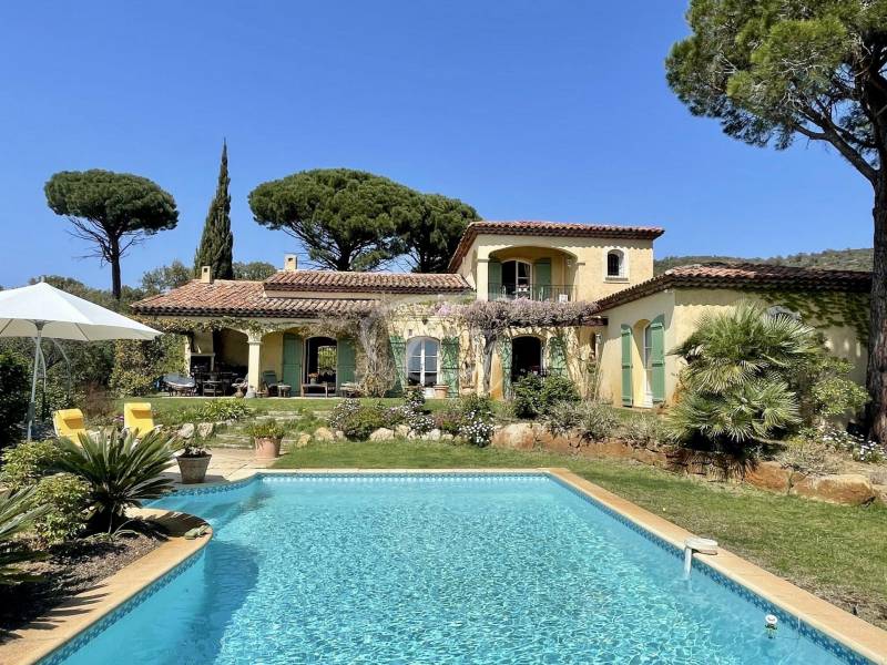Villa de charme avec vue mer à vendre proche du centre-ville de Sainte Maxime  