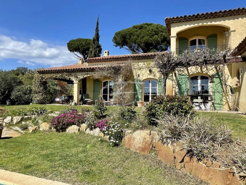 Villa de charme avec piscine et beau terrain à vendre à Sainte Maxime