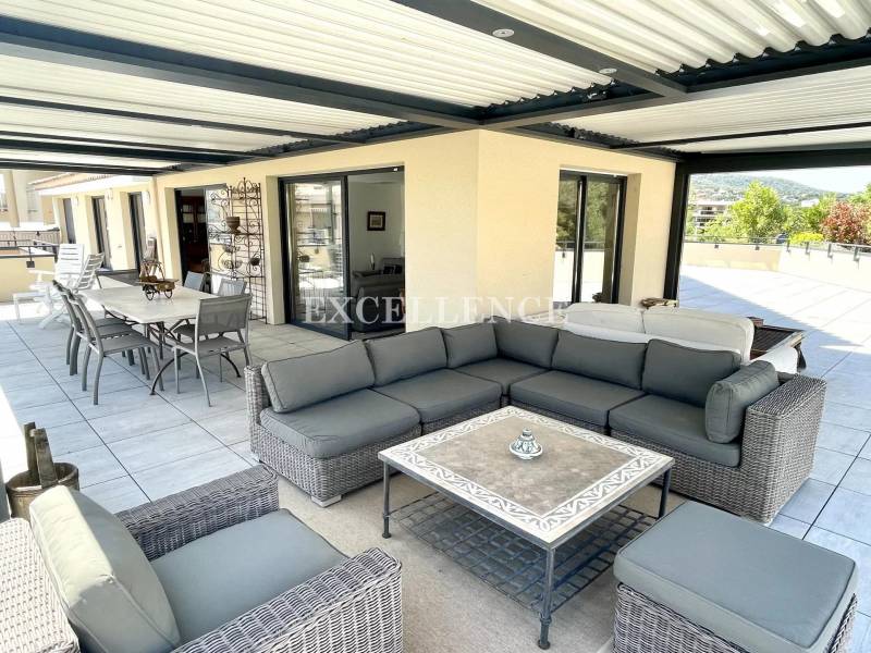 Appartement terrasse sur le toit à vendre centre-ville de Ste Maxime