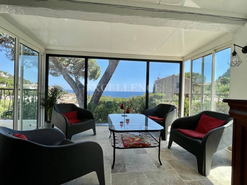 villa rénovée avec piscine et vue mer à vendre aux Issambres