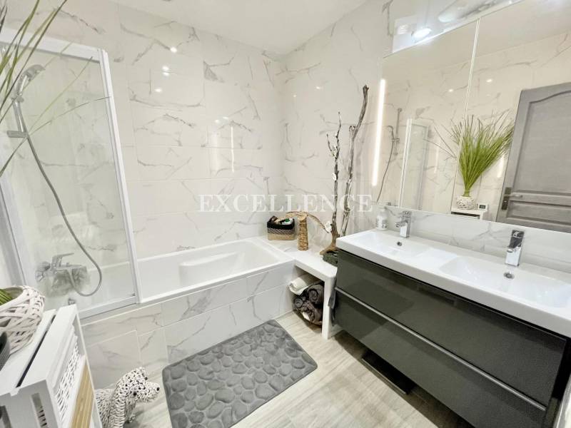 En vente appartement entièrement rénové avec véranda à Ste Maxime