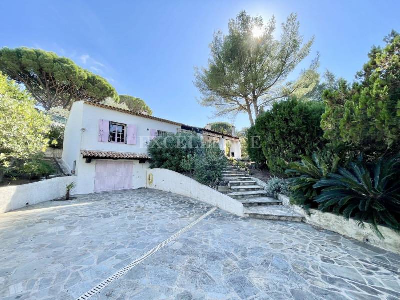 Villa 4 pièces avec vue dégagée sur les collines à vendre à Ste Maxime