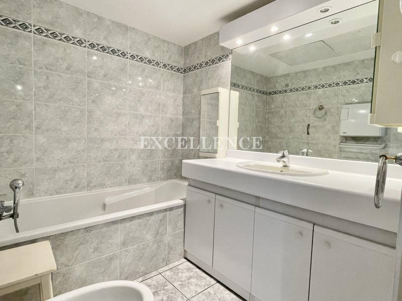 A vendre au centre ville de Ste Maxime bel appartement 4 pièces