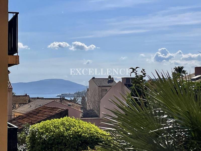 Bel appartement de 95 m² avec terrasse et aperçu mer à vendre à Ste Maxime