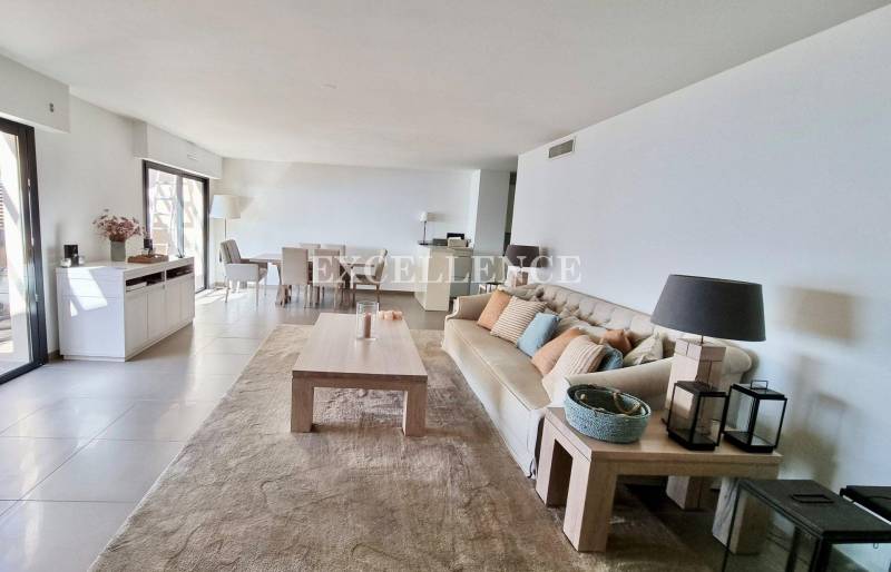 Bel appartement avec vue mer proche du centre à vendre à Ste Maxime