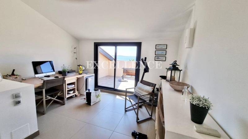 Prestations de qualité pour ce duplex à vendre avec vue mer sur Ste Maxime