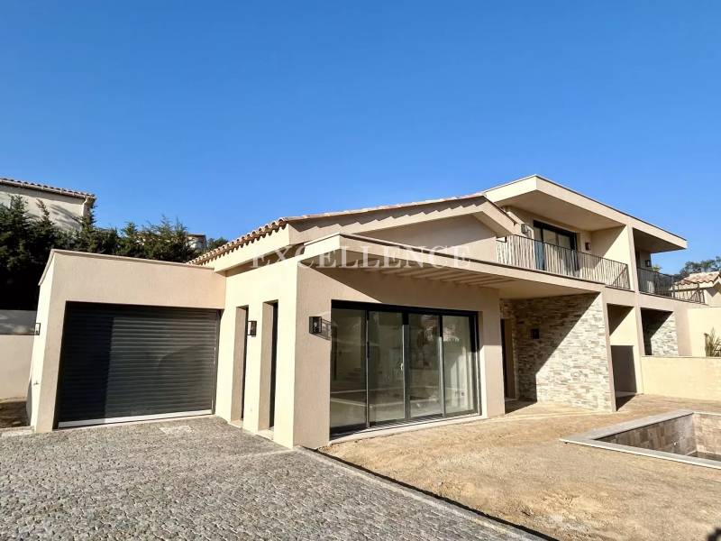 Villa neuve avec piscine à proximité du centre ville à vendre à Sainte Maxime  