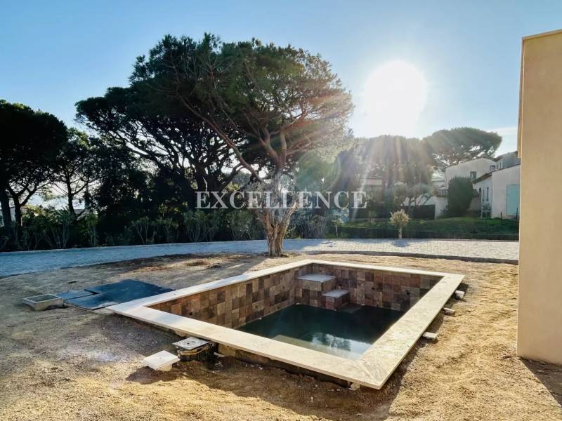 Villa neuve avec piscine à proximité du centre ville à vendre à Sainte Maxime  