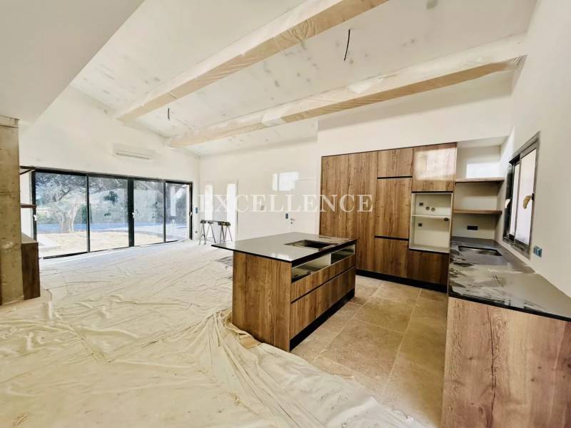 Villa neuve avec piscine à proximité du centre ville à vendre à Sainte Maxime  