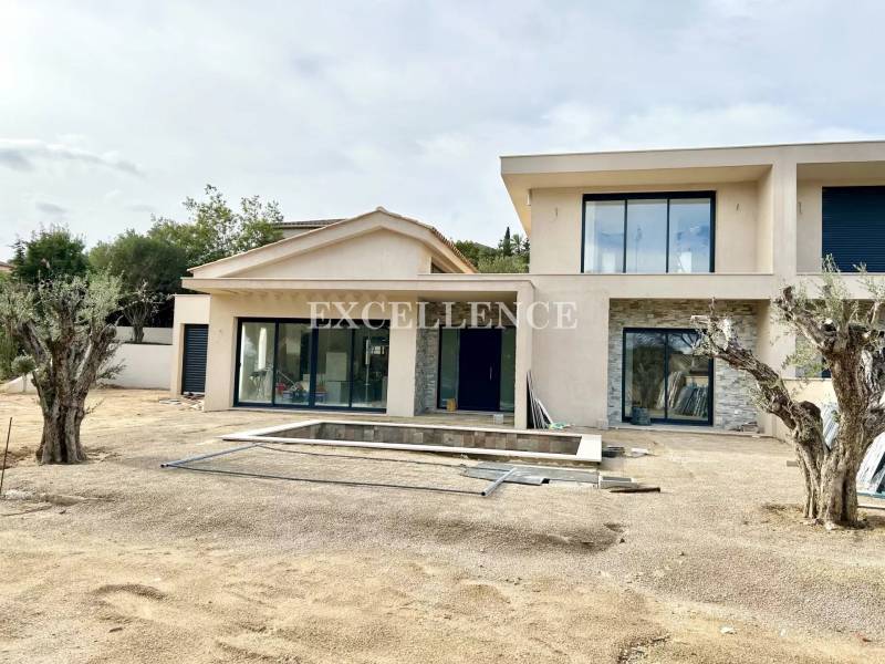 Villa neuve avec piscine à proximité du centre ville à vendre à Sainte Maxime  