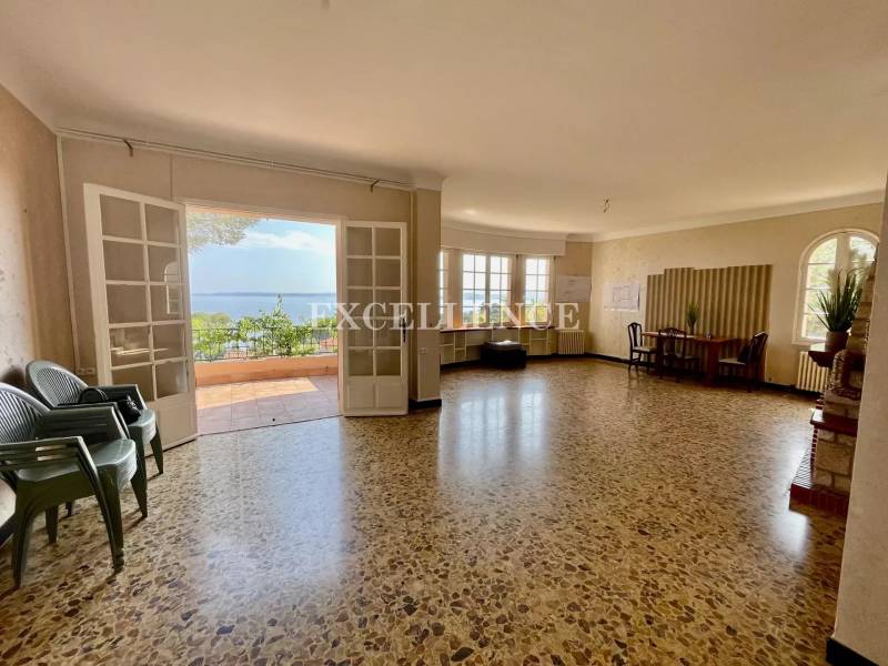 A proximité des plages, jolie bâtisse à rénover à vendre sur les Issambres 