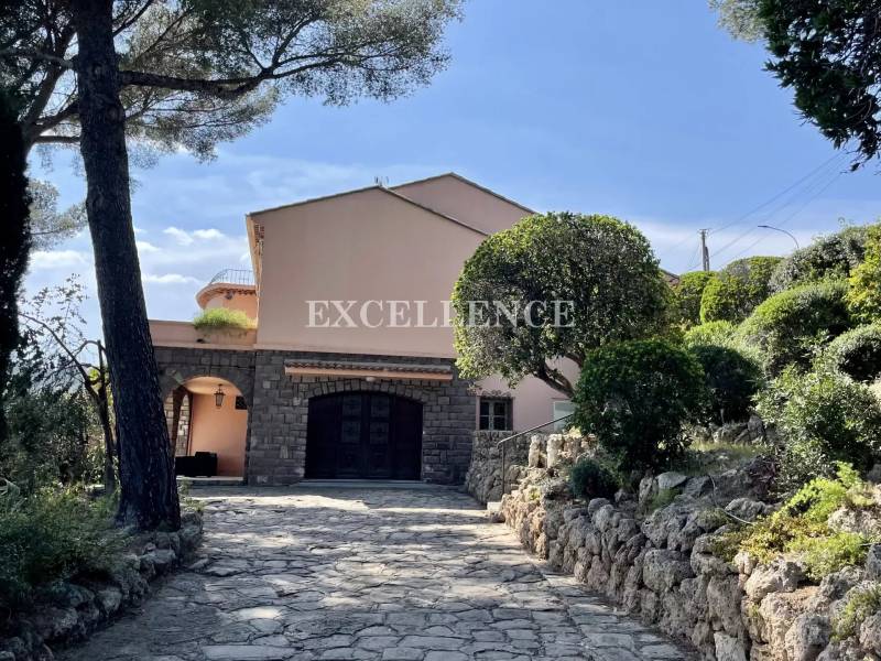 Demeure de charme à rénover avec vue mer panoramique à vendre aux Issambres