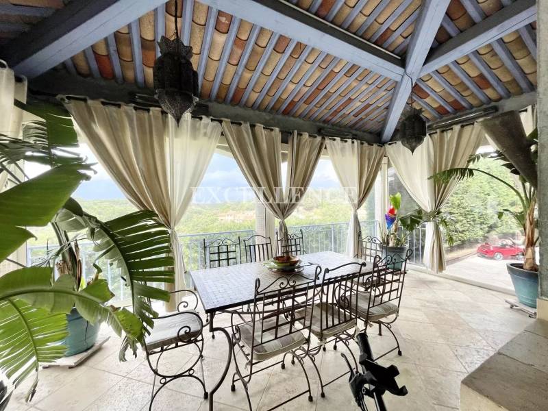 Villa 5 chambres, piscine et jardin arboré à vendre au Plan de la Tour