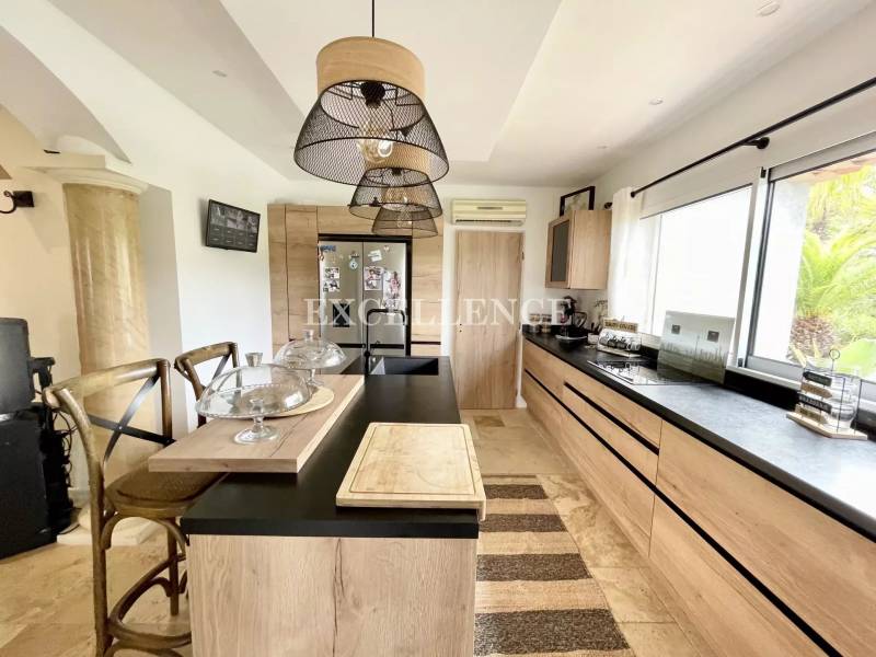 Villa 7 pièces avec piscine et vue dégagée à vendre au Plan de la Tour