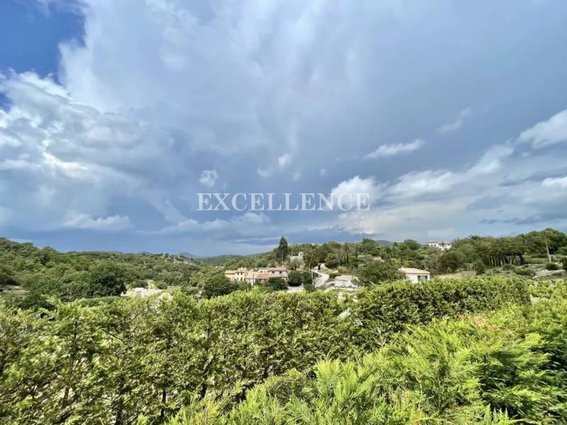 Jolie vue pour cette villa à vendre au coeur de la nature au Plan de la Tour