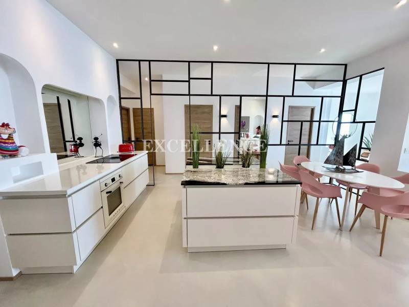 appartmeent rénové dans le centre ville de ste maxime à la vente